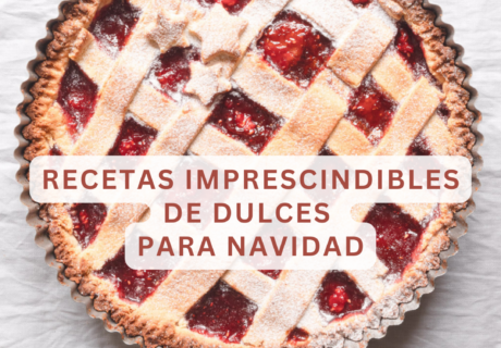 Una tarta de bayas con una cubierta enrejada se asienta elegantemente sobre una superficie de color claro, capturando el espíritu festivo a la perfección. El texto superpuesto dice: "Recetas Imprescindibles de Dulces para Navidad", prometiendo dulces esenciales para las fiestas.